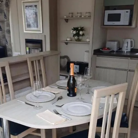 Holiday home 3-bed Caravan Sleeps 6 Travel Cot With Indoor Pool Sen