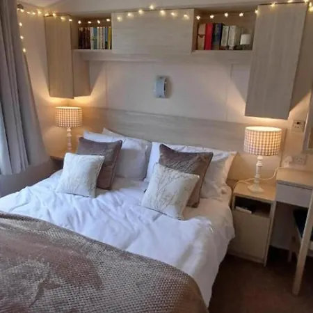 Holiday home 3-bed Caravan Sleeps 6 Travel Cot With Indoor Pool Sen *