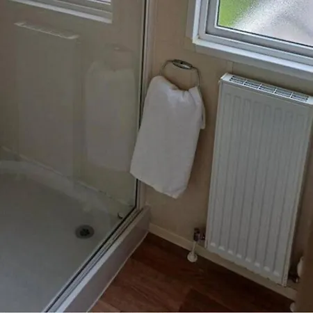 3-bed Caravan Sleeps 6 Travel Cot With Indoor Pool Sen Holiday home