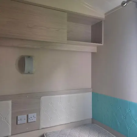 Holiday home 3-bed Caravan Sleeps 6 Travel Cot With Indoor Pool Sen *