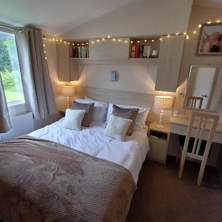 3-bed Caravan Sleeps 6 Travel Cot With Indoor Pool Sen Holiday home *