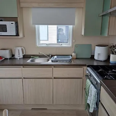 3-bed Caravan Sleeps 6 Travel Cot With Indoor Pool Sen