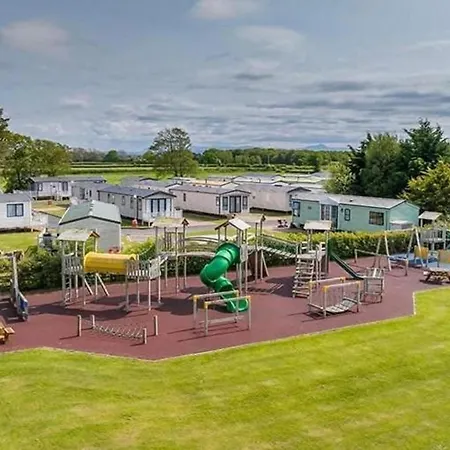 3-bed Caravan Sleeps 6 Travel Cot With Indoor Pool Sen Holiday home Wigton